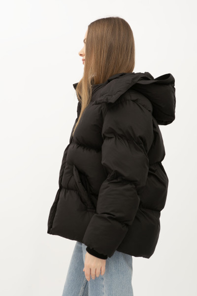 Теплий об'ємний пуховик з капюшоном чорного кольору 2412/2024