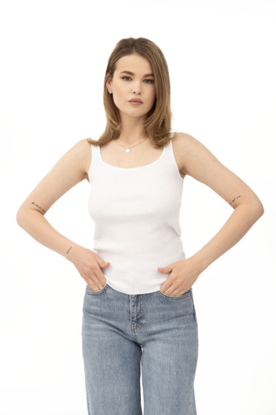 Біла трикотажна майка в рубчик 24100400