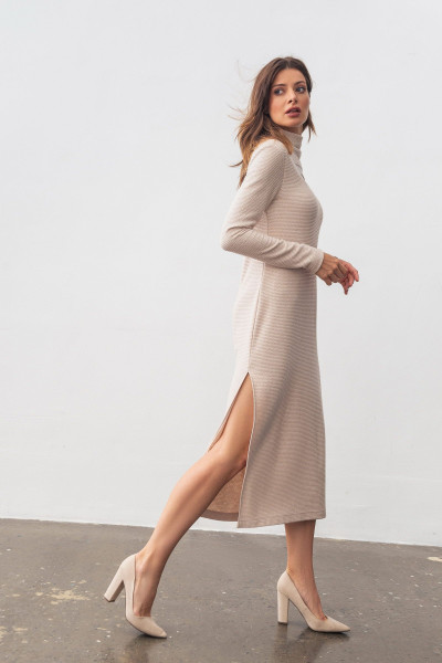 Трикотажна сукня довжини міді  з боковим розрізом бежевого кольору Міра Трикотажна сукня довжини міді  з боковим розрізом бежевого кольору Міра