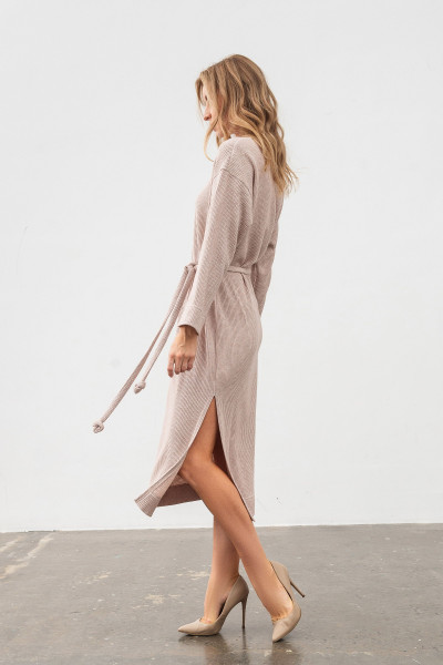 Трикотажна сукня міді  з боковим  розрізом бежевого кольору Малиса Трикотажна сукня міді  з боковим  розрізом бежевого кольору Малиса