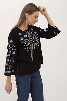 Вишиванка жіноча вільного фасону з округлою горловиною чорного кольору Волошка 03