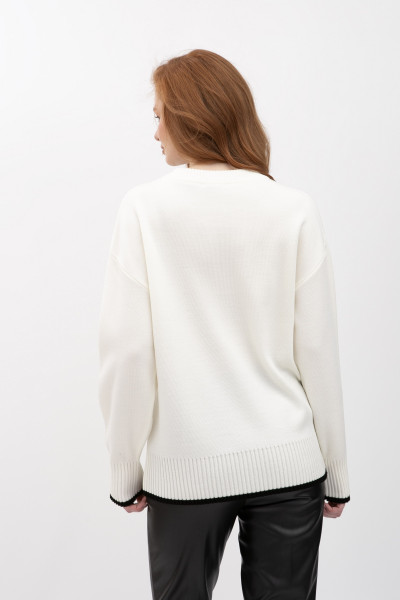 В'язаний джемпер зі спущеним плечем молочного  кольору 25207200