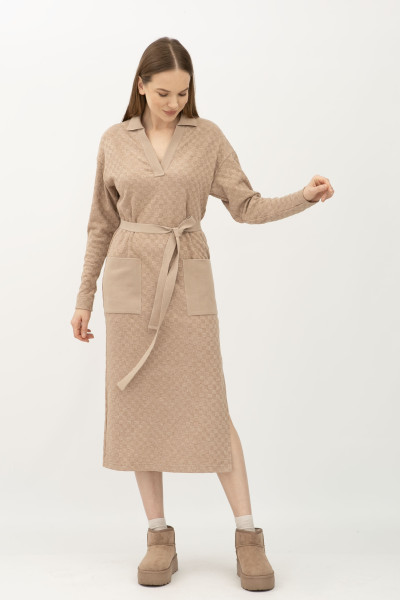 Сукня трикотажна бежевого  кольору з розрізом Венда 01 Сукня трикотажна бежевого  кольору з розрізом Венда 01