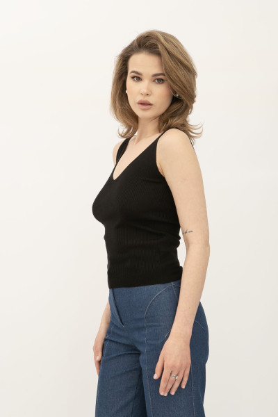 Чорна майка в рубчик з глибоким вирізом 24100502