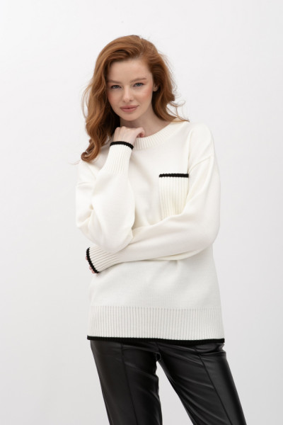 В'язаний джемпер зі спущеним плечем молочного  кольору 25207200