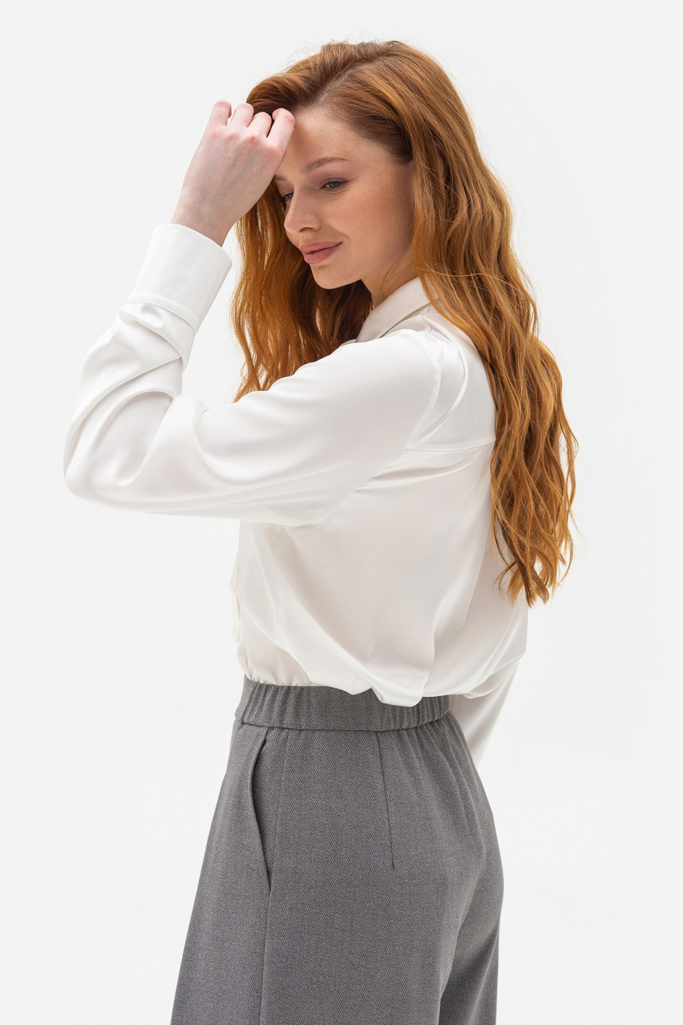 Класична блуза з коміром та довгим рукавом молочного кольору Телета