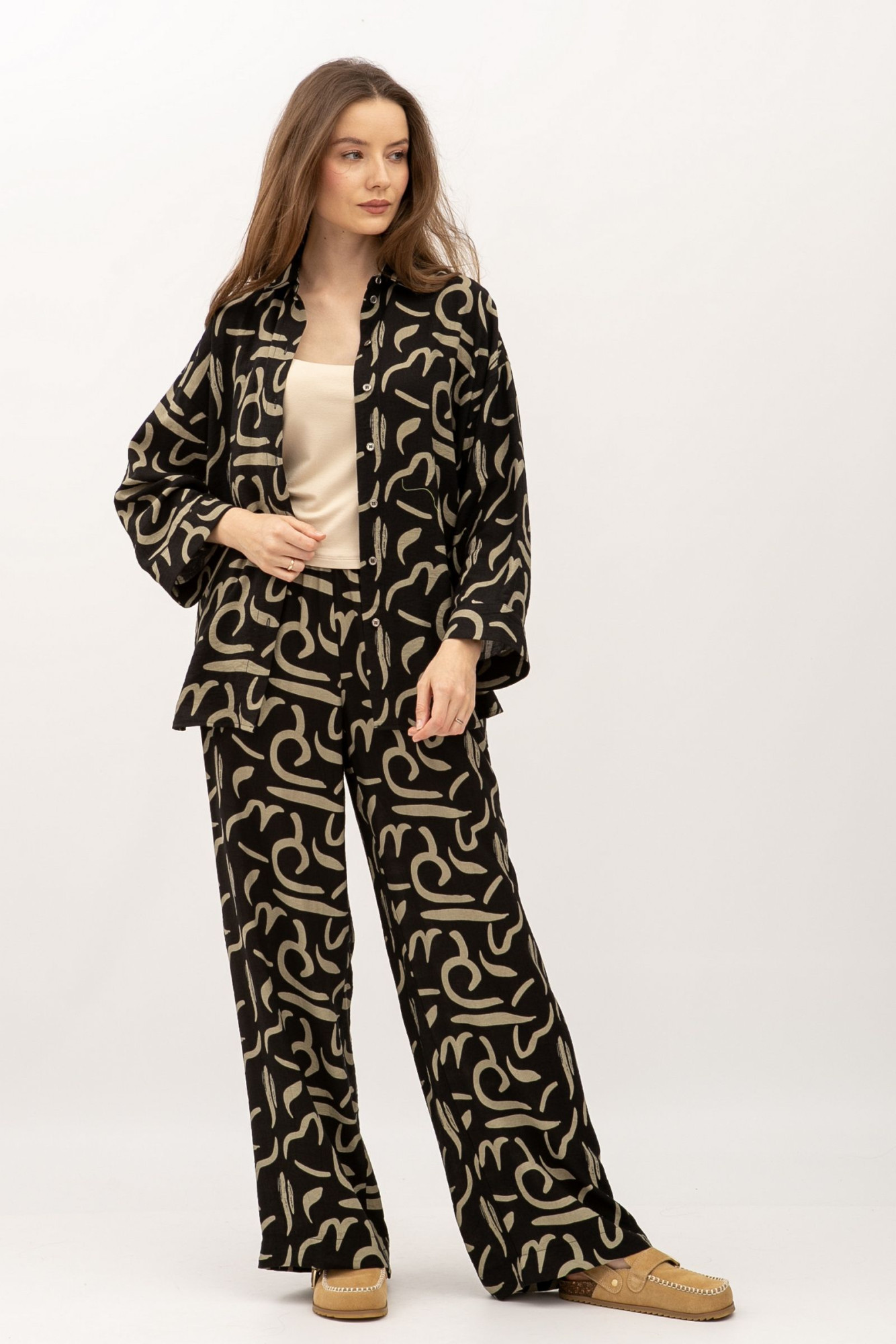 Блуза-сорочка  вільного силуету з рукавами 3/4 чорного кольору Аркана