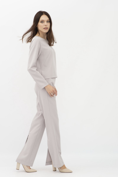 Жіночий сірий костюм з блузою та штанами з костюмної тканини Тєміт Жіночий сірий костюм з блузою та штанами з костюмної тканини Тєміт