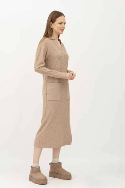 Сукня трикотажна бежевого  кольору з розрізом Венда 01 Сукня трикотажна бежевого  кольору з розрізом Венда 01