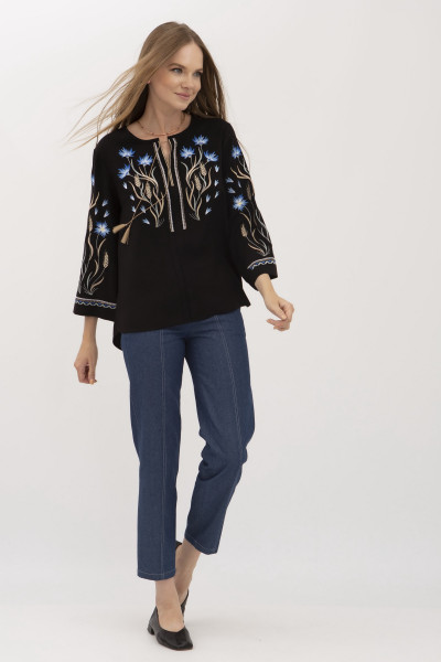 Вишиванка жіноча вільного фасону з округлою горловиною чорного кольору Волошка 03