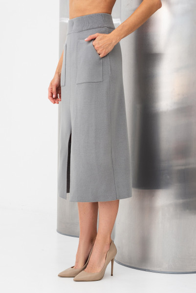 Спідниця трикотажна сіра довжиною міді зі шліцею 24217101