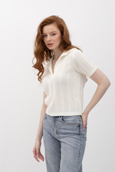 Жіночий джемпер з коміром поло молочного кольору 25207000