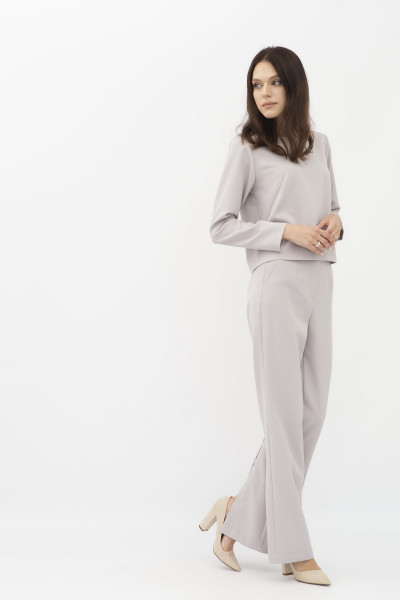 Жіночий сірий костюм з блузою та штанами з костюмної тканини Тєміт Жіночий сірий костюм з блузою та штанами з костюмної тканини Тєміт