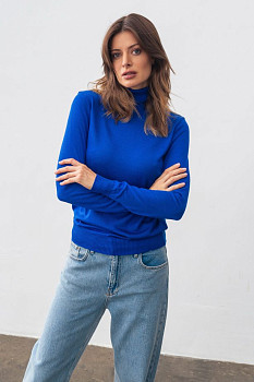 Гольф синього кольору з високим коміром 24205004