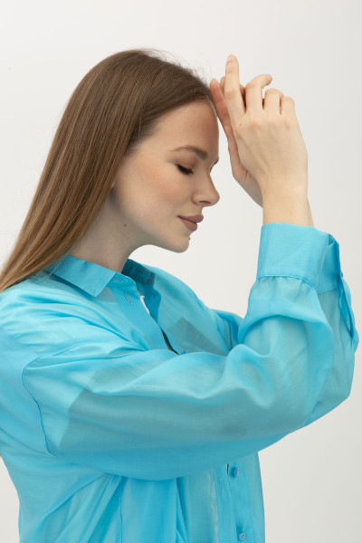 Подовжена напівпрозора блуза блакитна  в стилі оверсайз Леора 01