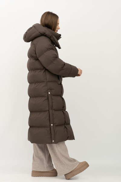 Стьобаний пуховик шоколодного кольору середньої довжини 2405/2024