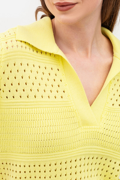 Жіночий джемпер з коміром поло жовтого кольору 25107001
