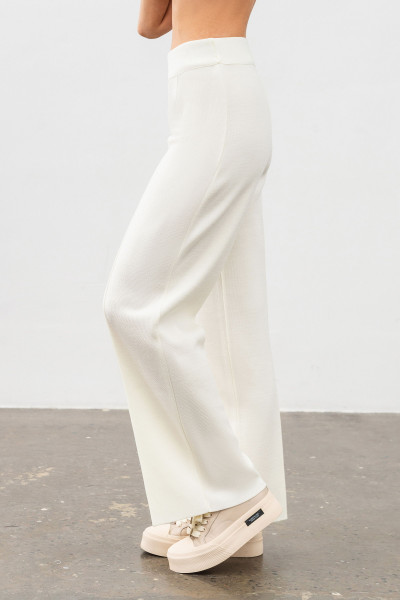 Брюки прямі трикотажні молочні 24218100