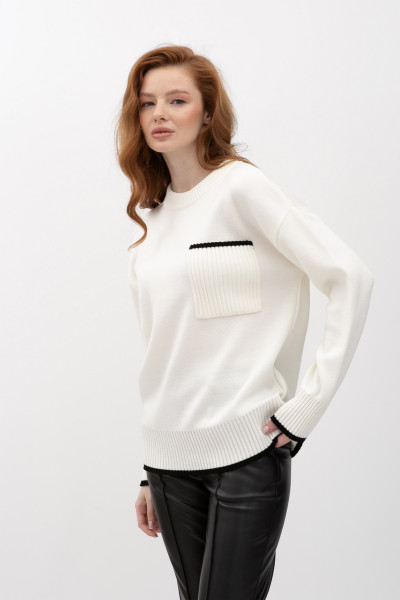 В'язаний джемпер зі спущеним плечем молочного  кольору 25207200