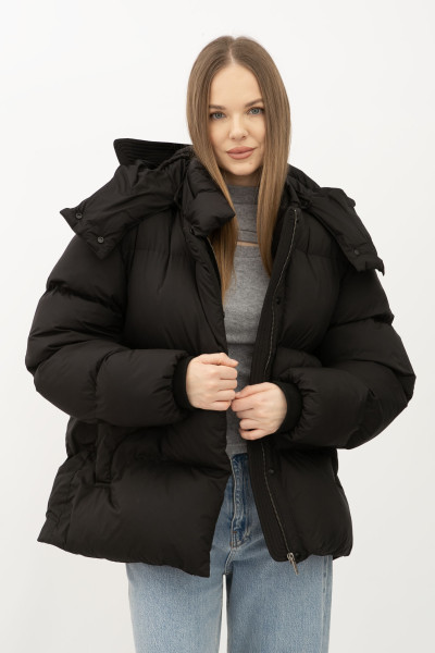 Теплий об'ємний пуховик з капюшоном чорного кольору 2412/2024