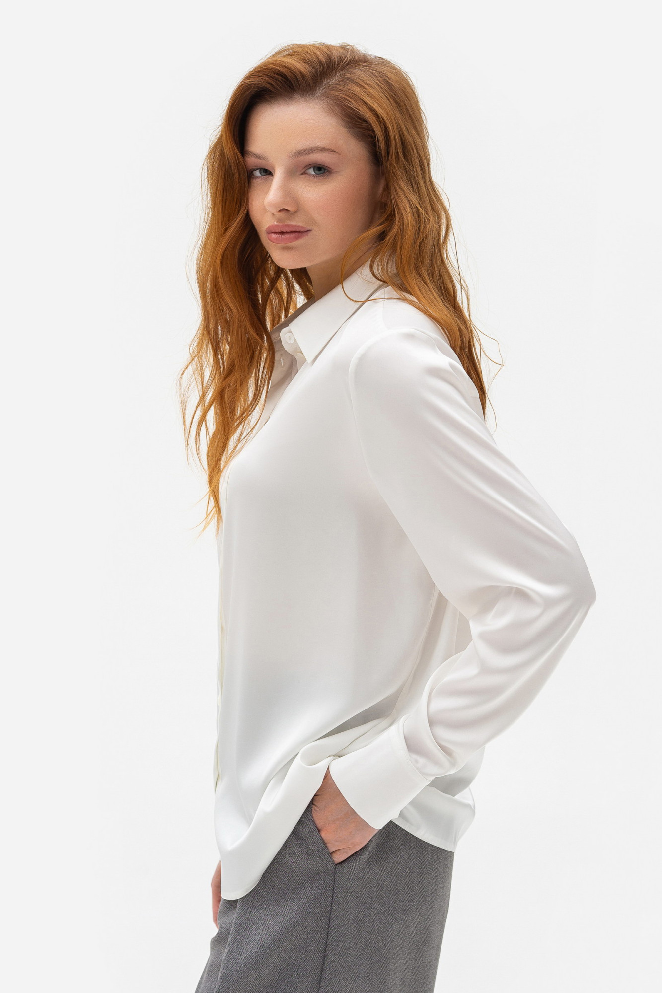 Класична блуза з коміром та довгим рукавом молочного кольору Телета