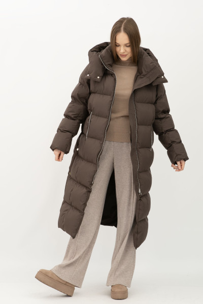 Стьобаний пуховик шоколодного кольору середньої довжини 2405/2024