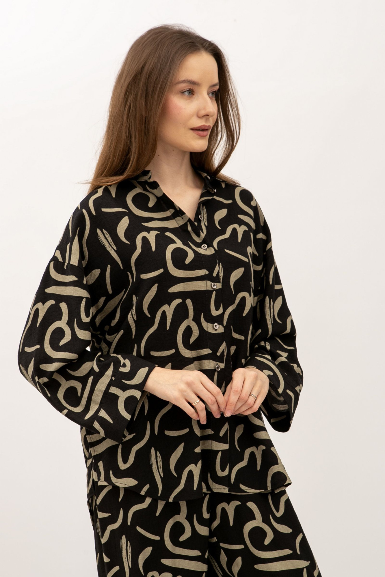 Блуза-сорочка  вільного силуету з рукавами 3/4 чорного кольору Аркана