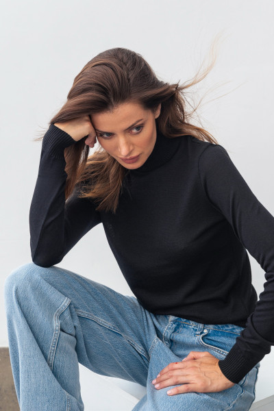 Гольф чорного кольору з високим коміром 24205000