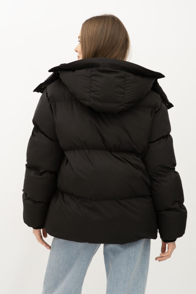 Теплий об'ємний пуховик з капюшоном чорного кольору 2412/2024