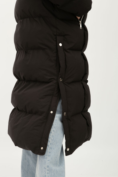 Стьобаний пуховик чорного кольору середньої довжини 2405/2024
