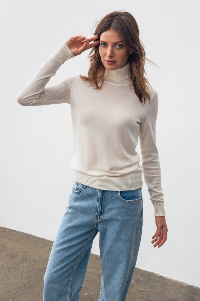 Гольф молочного  кольору з високим коміром 24205001