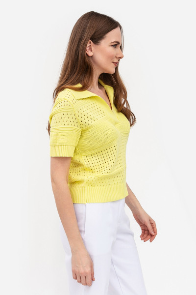 Жіночий джемпер з коміром поло жовтого кольору 25107001