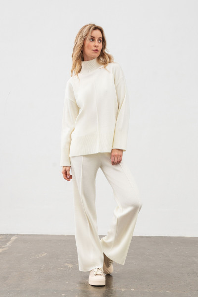 Трикотажний джемпер молочного кольору вільного силуету 24207100