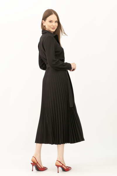 Сукня чорного кольору зі спідницею гофре довжини міді Манід 405