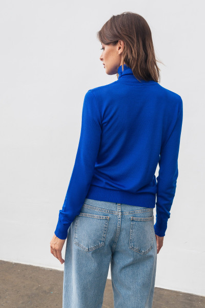 Гольф синього кольору з високим коміром 24205004