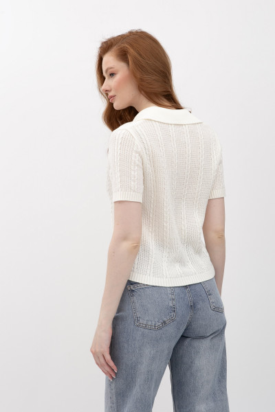 Жіночий джемпер з коміром поло молочного кольору 25207000