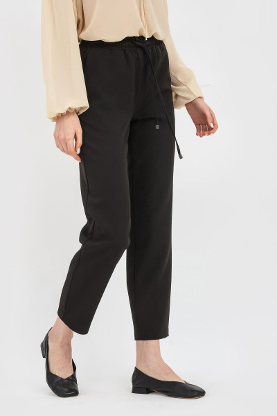 Стильні жіночі штани з костюмної тканини чорного кольору на поясі-гумці Вадор 01