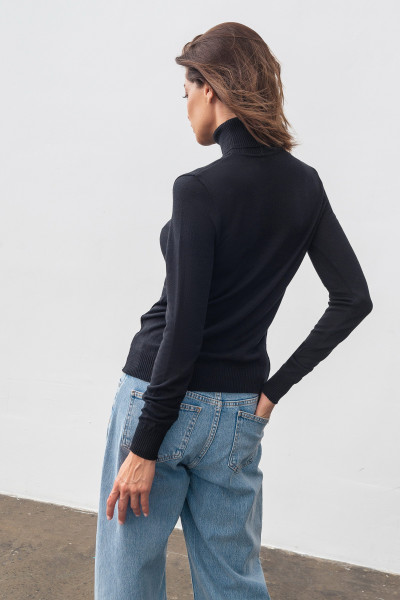 Гольф чорного кольору з високим коміром 24205000