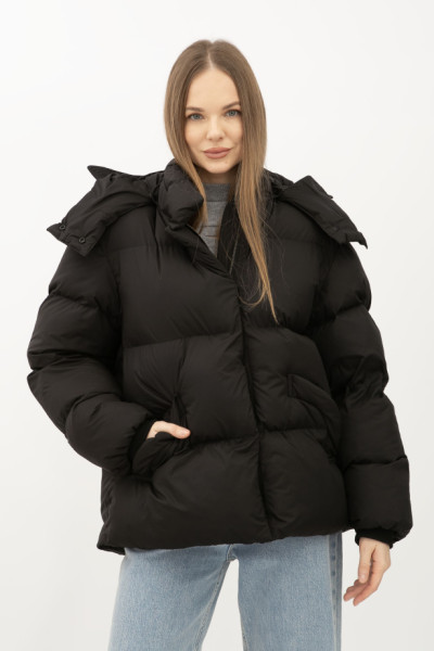 Теплий об'ємний пуховик з капюшоном чорного кольору 2412/2024