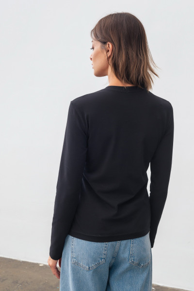 Трикотажний лонгслів чорного кольору з округлою горловиною Мелік 01