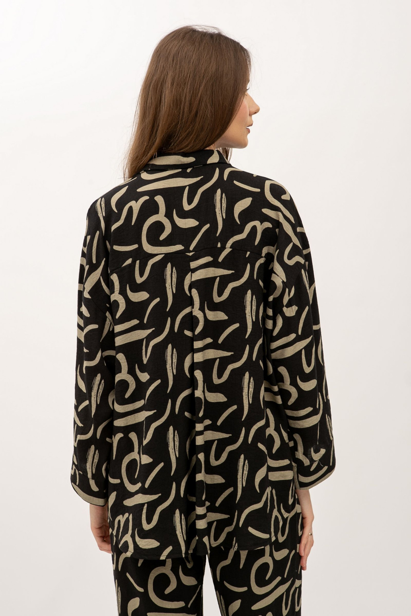 Блуза-сорочка  вільного силуету з рукавами 3/4 чорного кольору Аркана