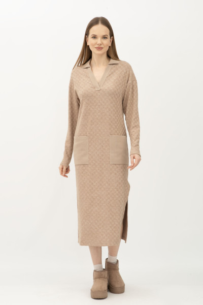 Сукня трикотажна бежевого  кольору з розрізом Венда 01 Сукня трикотажна бежевого  кольору з розрізом Венда 01