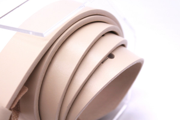 Ремінь жіночий з натуральної цільної шкіри бежевого кольору 525/120