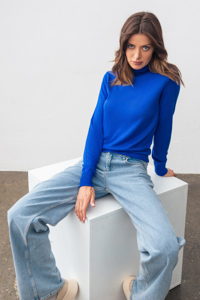 Гольф синього кольору з високим коміром 24205004