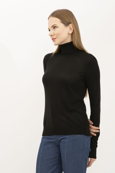 Гольф чорного кольору з високим коміром 23205000