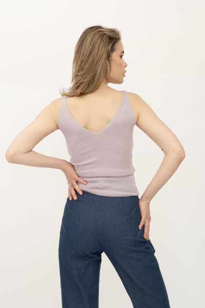 Бузкова майка в рубчик з глибоким вирізом 24100504