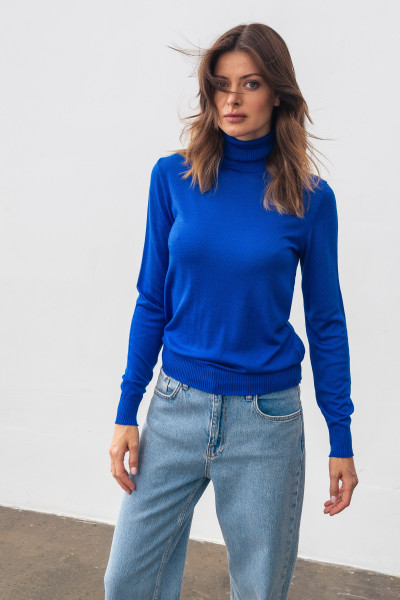 Гольф синього кольору з високим коміром 24205004