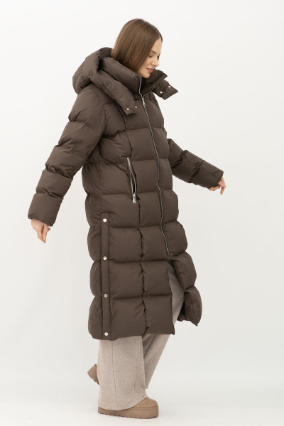 Стьобаний пуховик шоколодного кольору середньої довжини 2405/2024