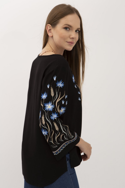 Вишиванка жіноча вільного фасону з округлою горловиною чорного кольору Волошка 03