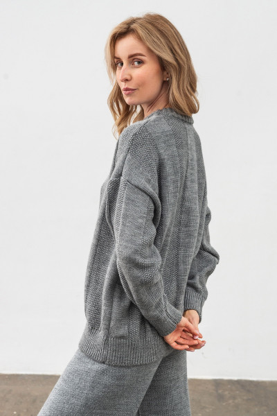В'язаний жіночий костюм сірого кольору джемпер та штани 4608/2024 В'язаний жіночий костюм сірого кольору джемпер та штани 4608/2024